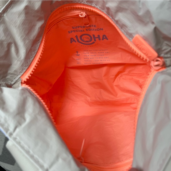 Aloha Collection x Hello Kitty periwinkle palaka Mini tripper tote bag - Picture 5 of 9